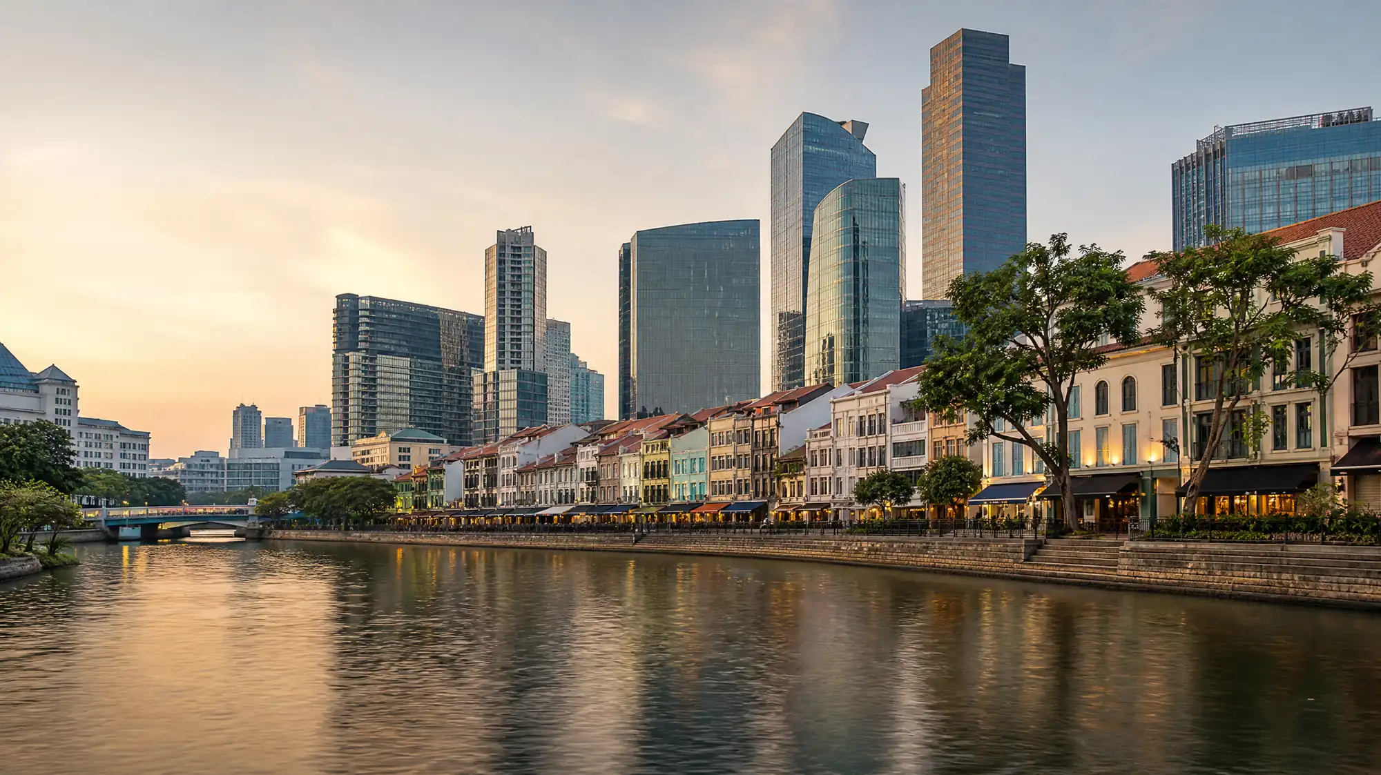 Explore this historic 3.2-kilometer waterway. Walk the free 24-hour promenade, or take a 40-minute traditional bumboat cruise to see the city skyline.